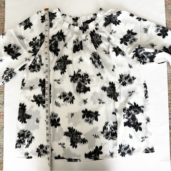 Ann Taylor Ikat Floral Pleat Neck Top Black & White Size Medium - Picture 7 of 10